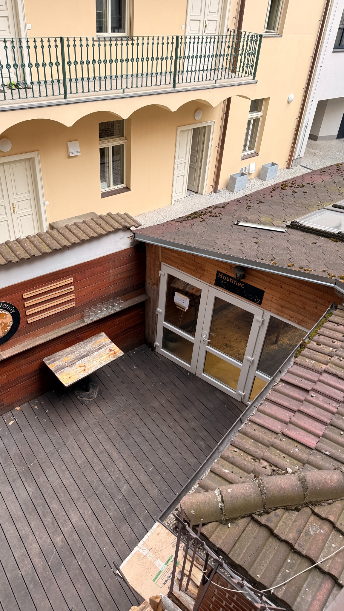Zahrádka restaurace před demontáží a vyklizením