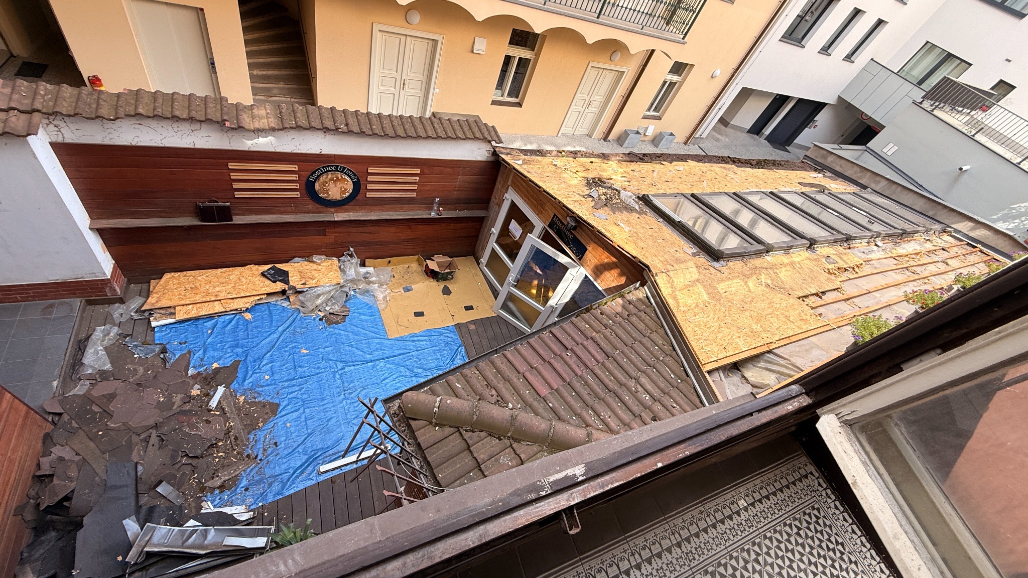 Demontáž zahrádky restaurace v průběhu realizace